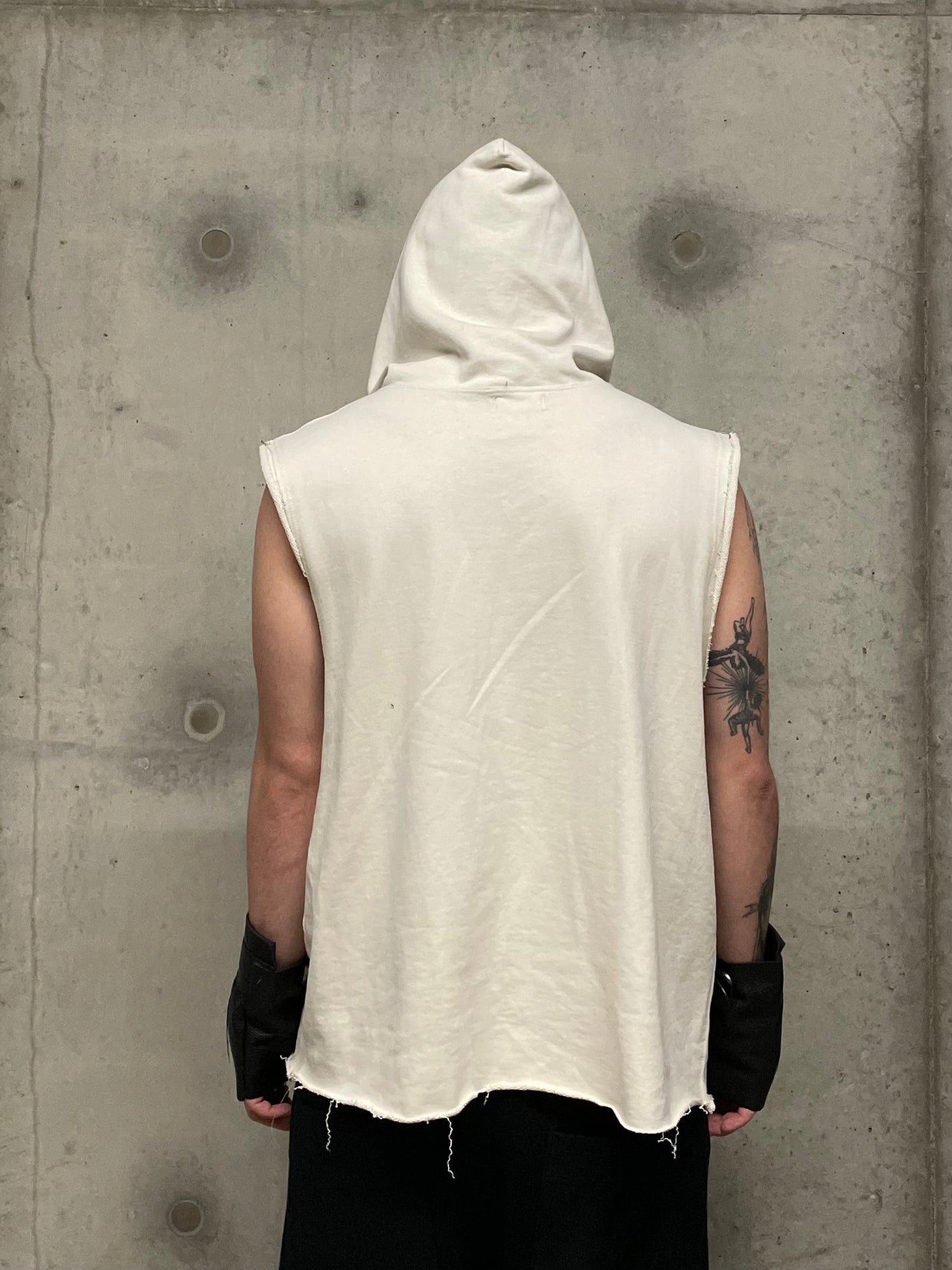 SLEEVELESS HOODIE