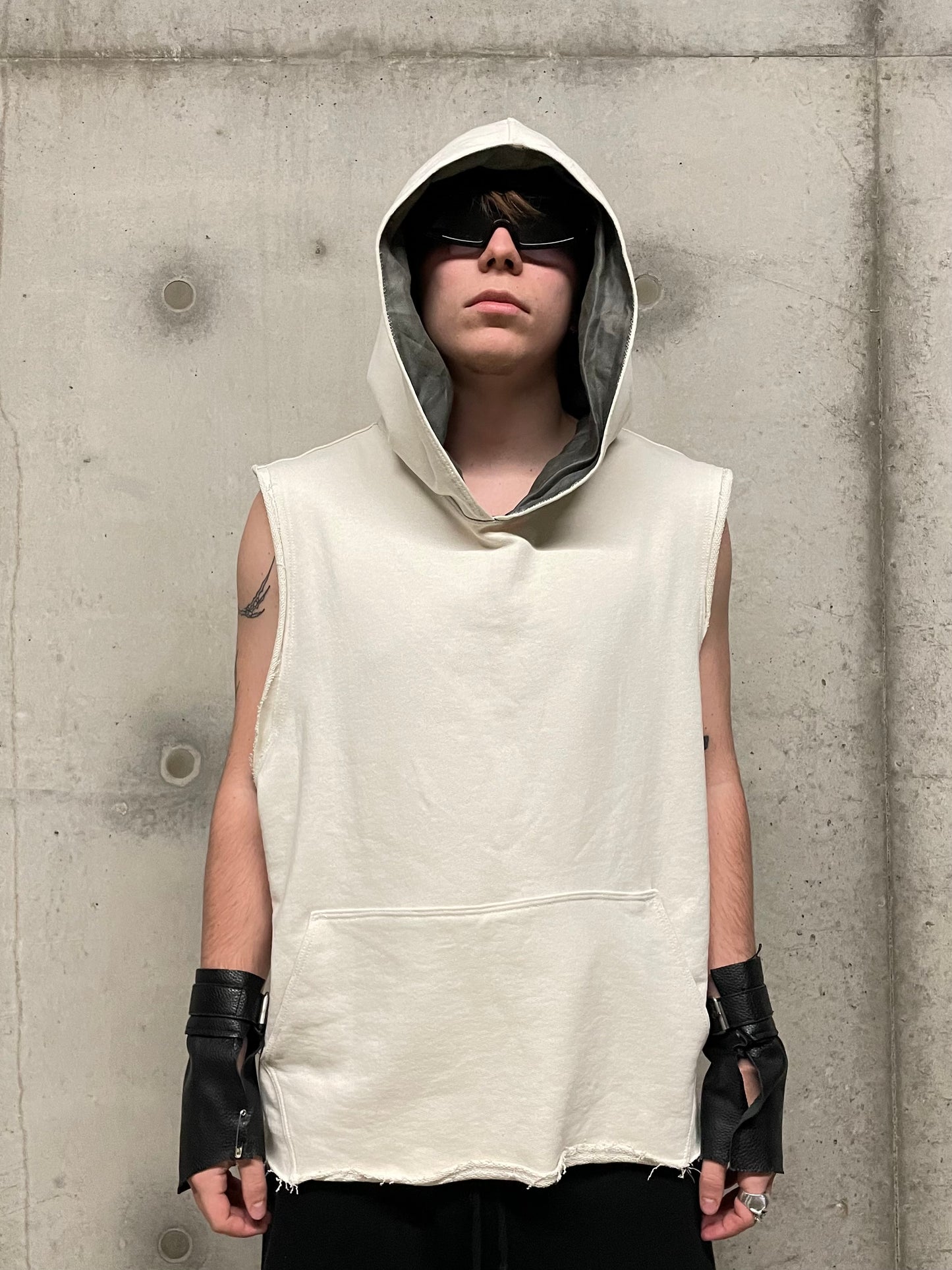 SLEEVELESS HOODIE