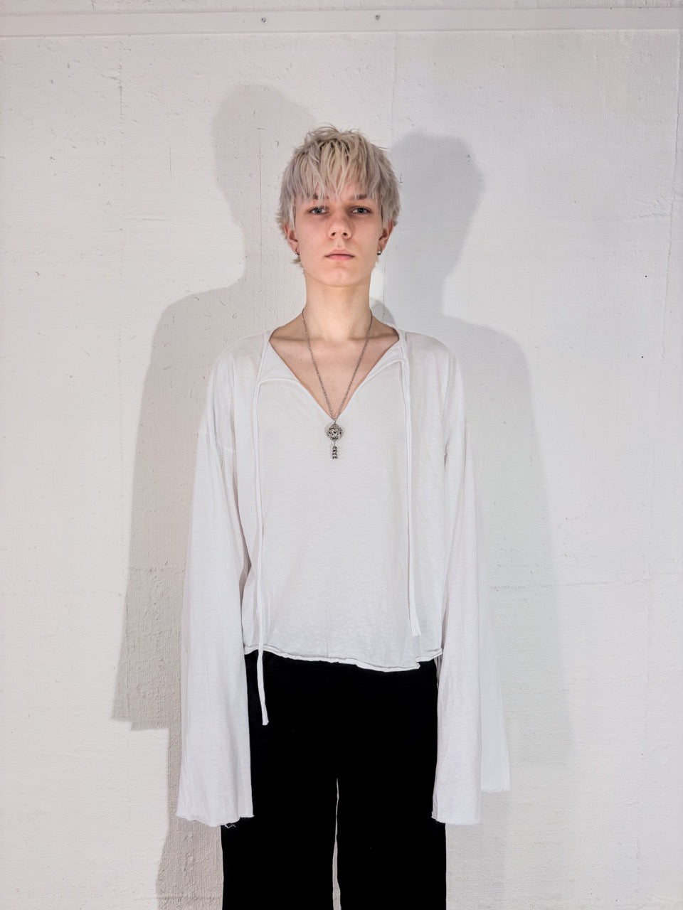 SQUARE-CUT V-NECK LONGSLEEVE