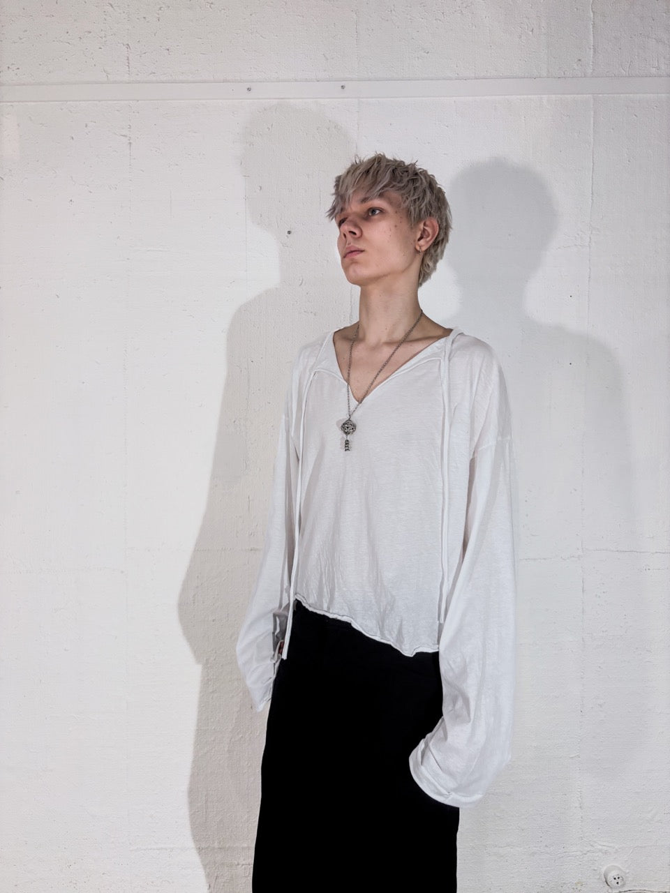 SQUARE-CUT V-NECK LONGSLEEVE