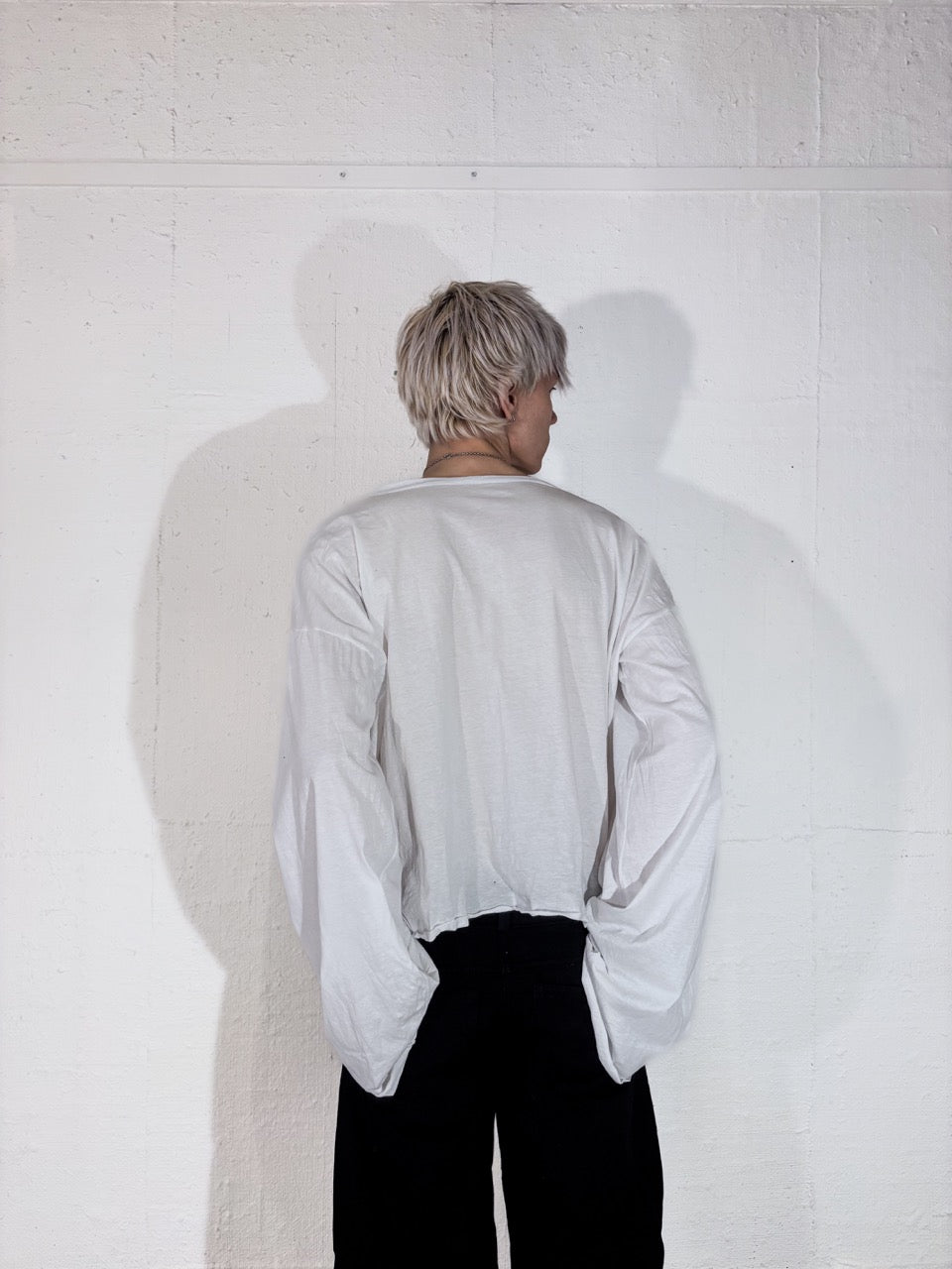 SQUARE-CUT V-NECK LONGSLEEVE