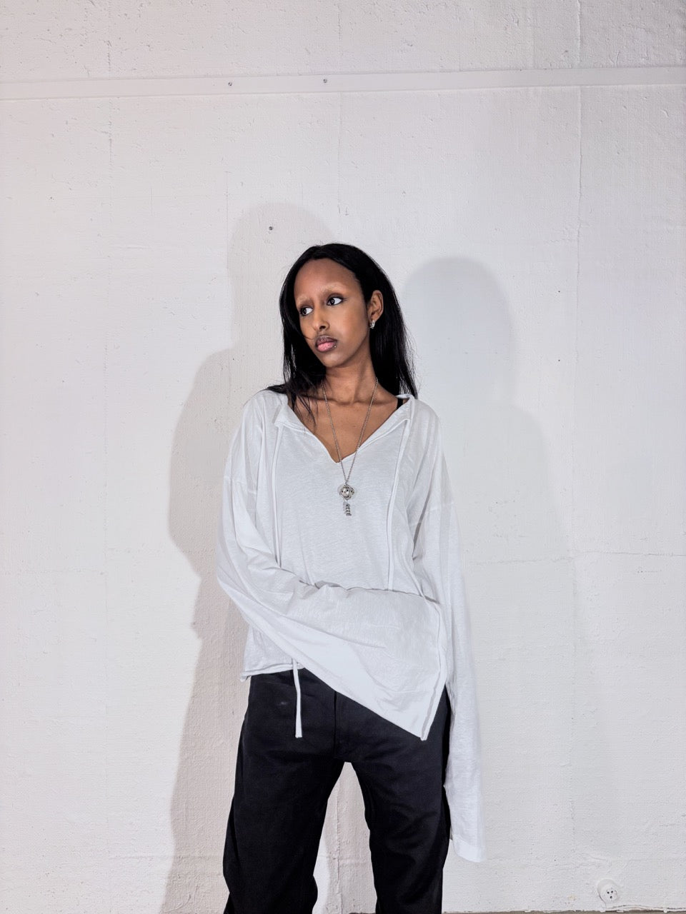 SQUARE-CUT V-NECK LONGSLEEVE