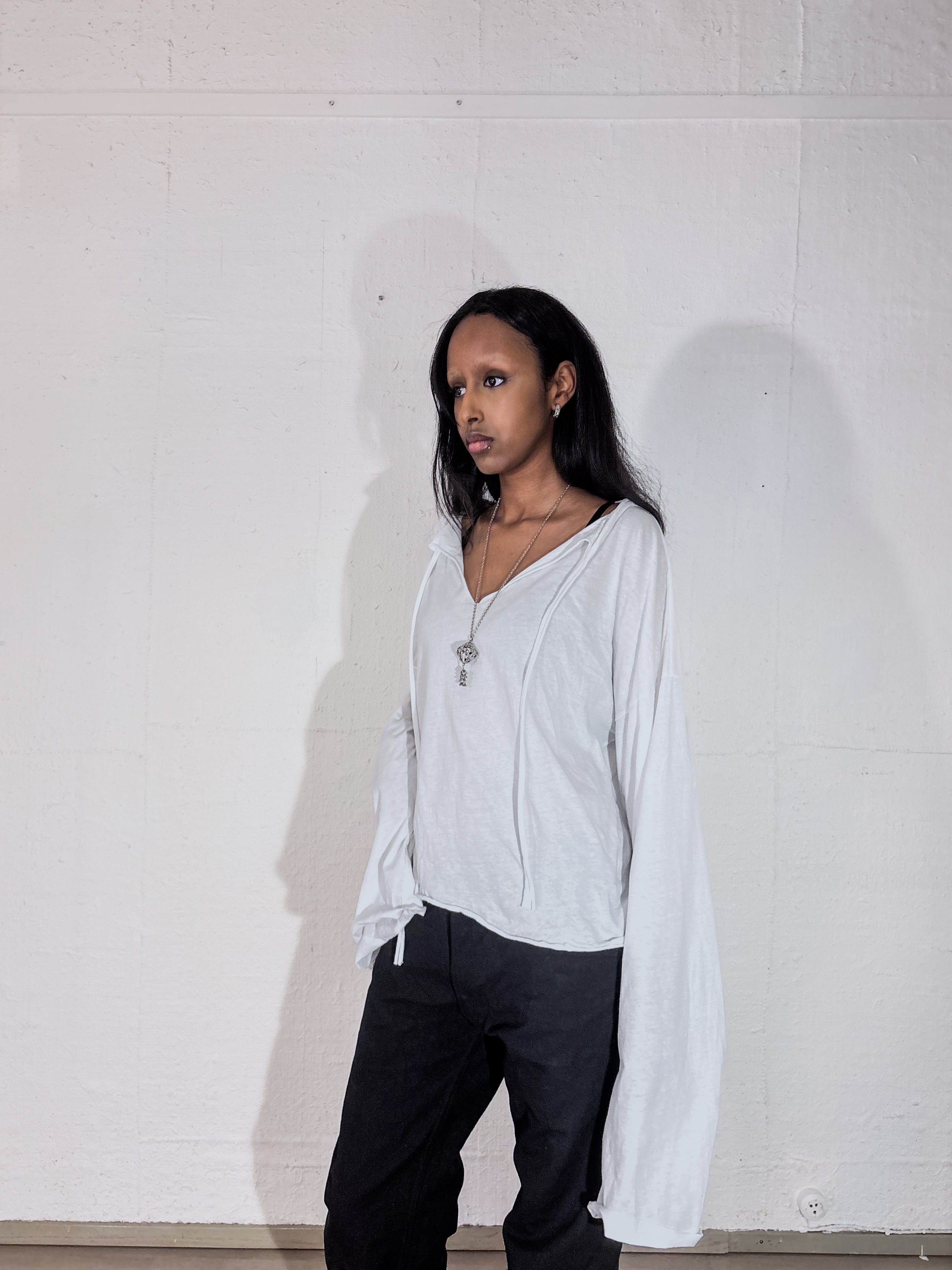 SQUARE-CUT V-NECK LONGSLEEVE