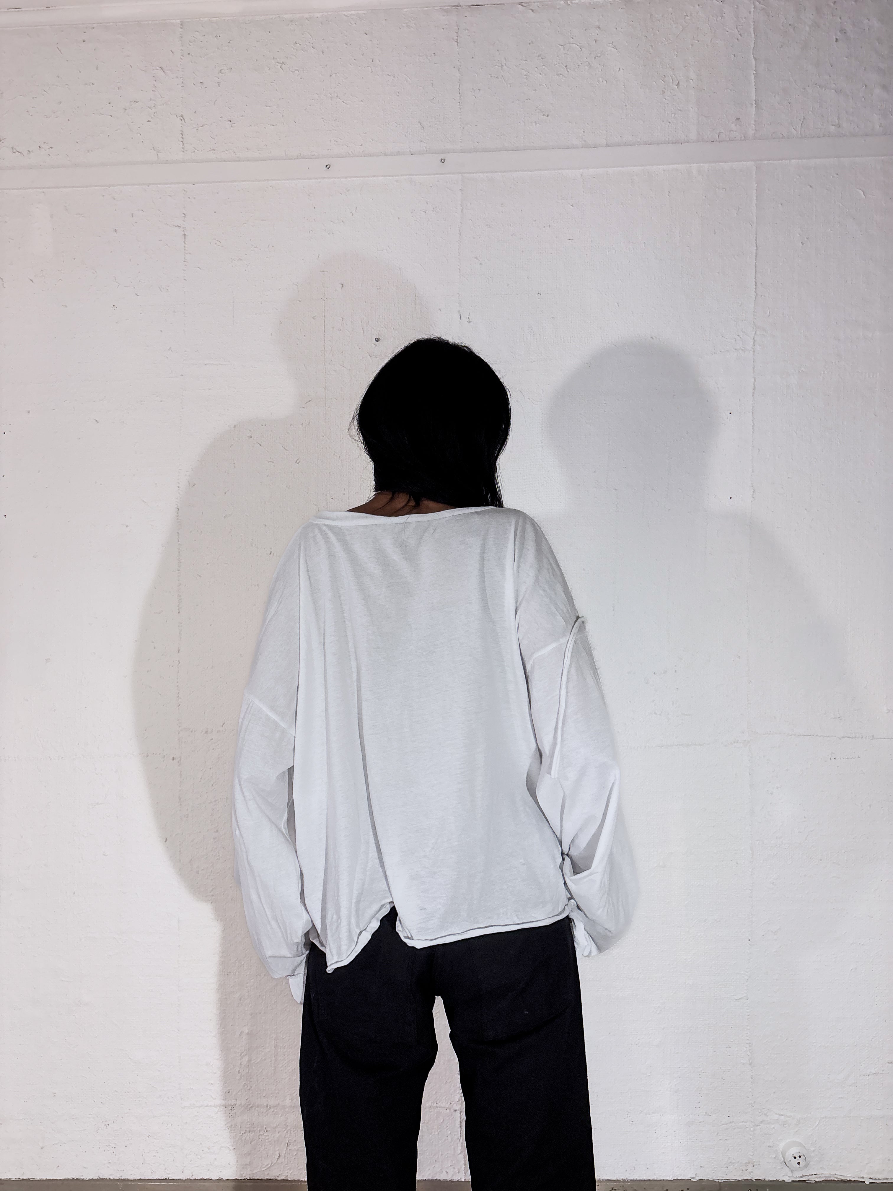 SQUARE-CUT V-NECK LONGSLEEVE