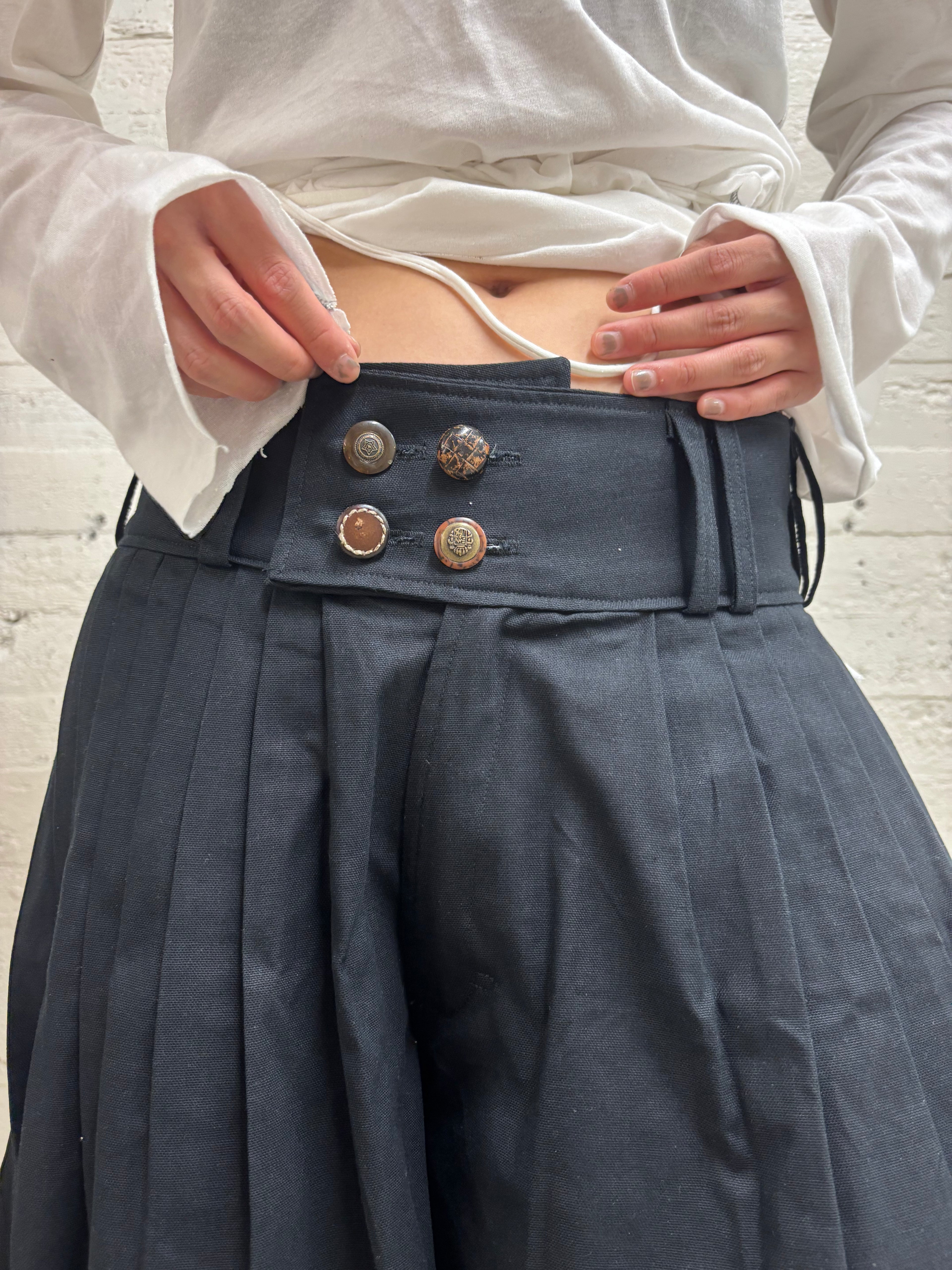 PLEATED POET SHORTS