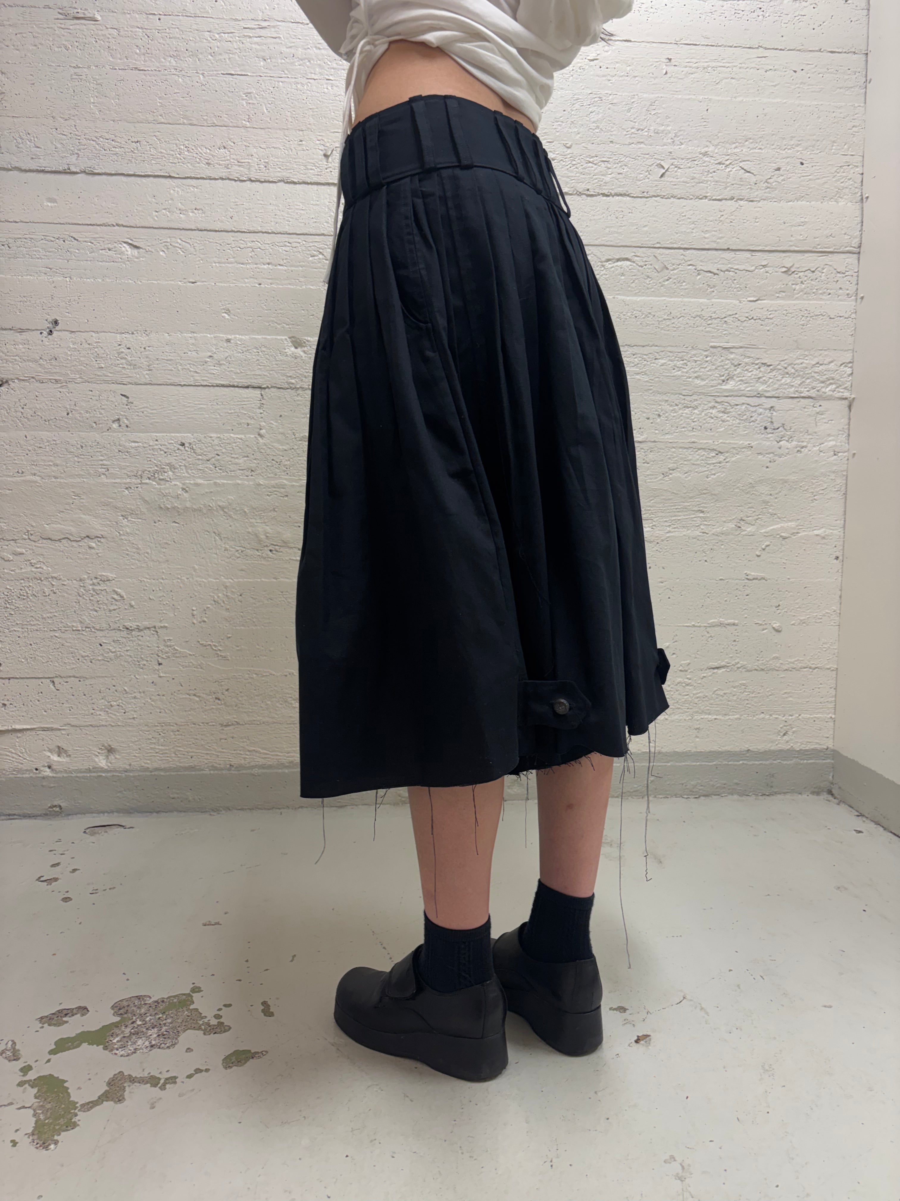 PLEATED POET SHORTS