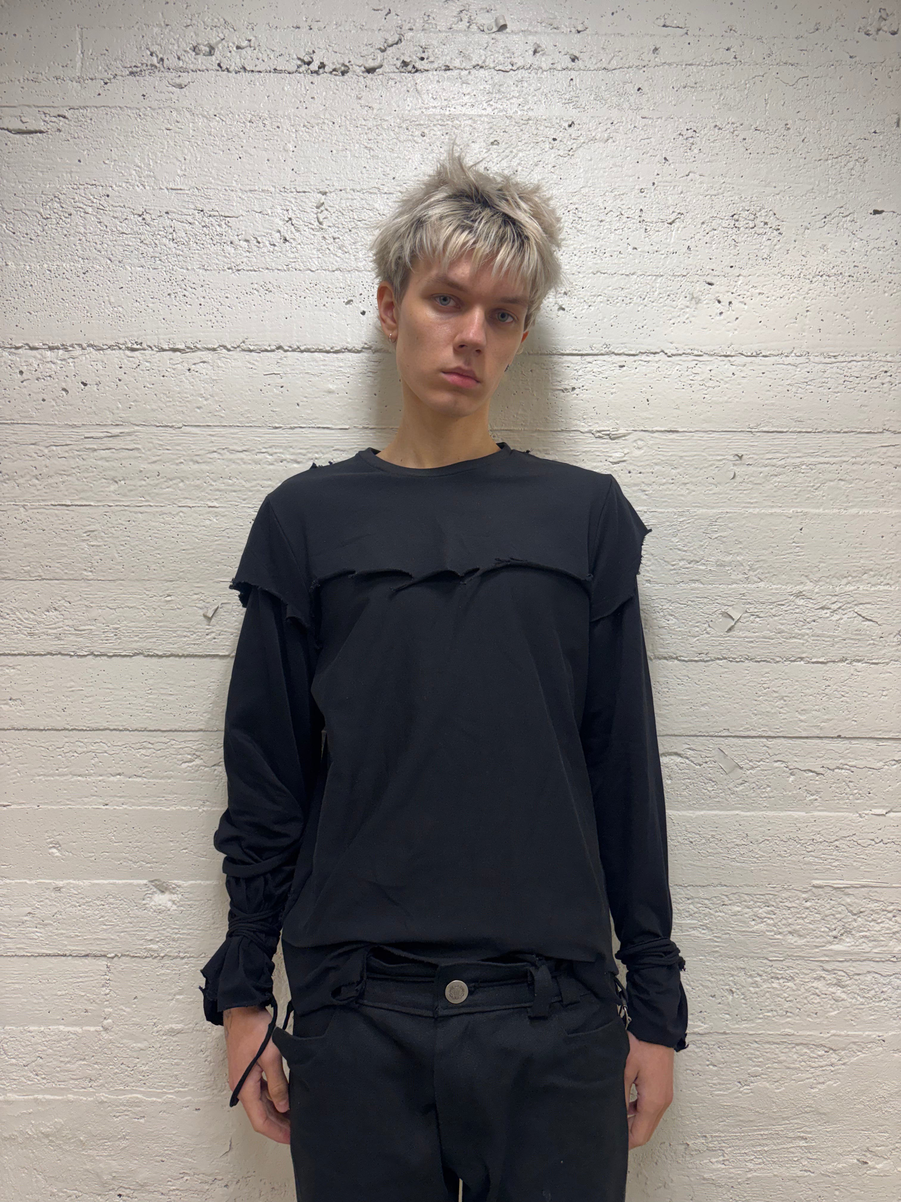 DISTRESSED LAYERED LONGSLEEVE