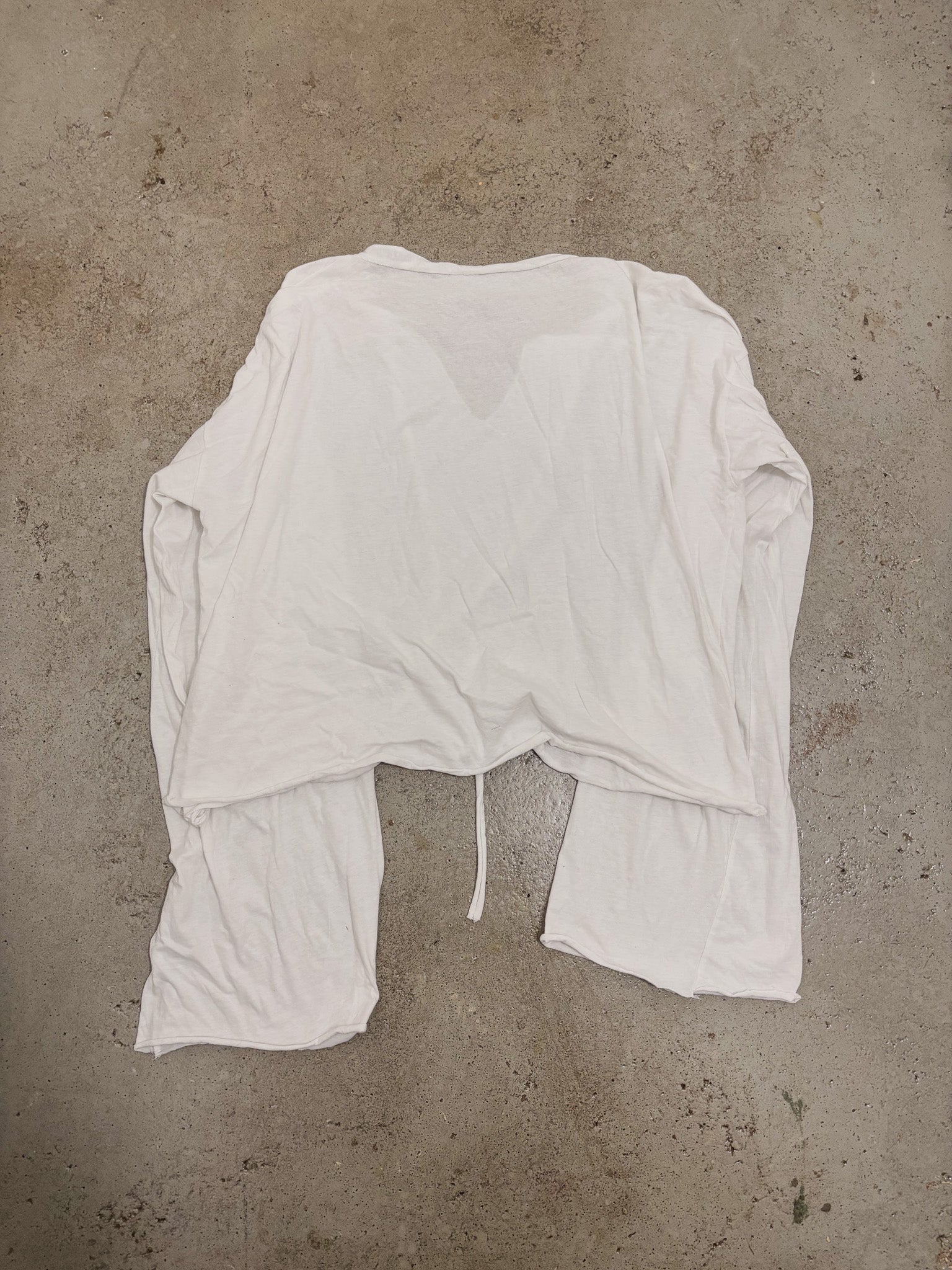 SQUARE-CUT V-NECK LONGSLEEVE